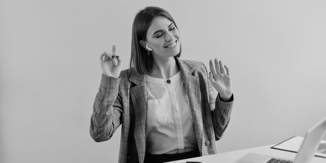 happy-women-in-her-office